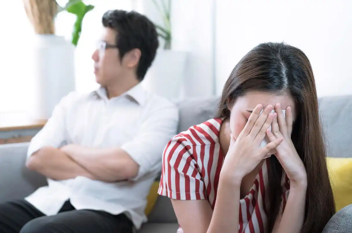 南京市私家侦探调查：在离婚案件中，婚外同居证据如何影响判决？